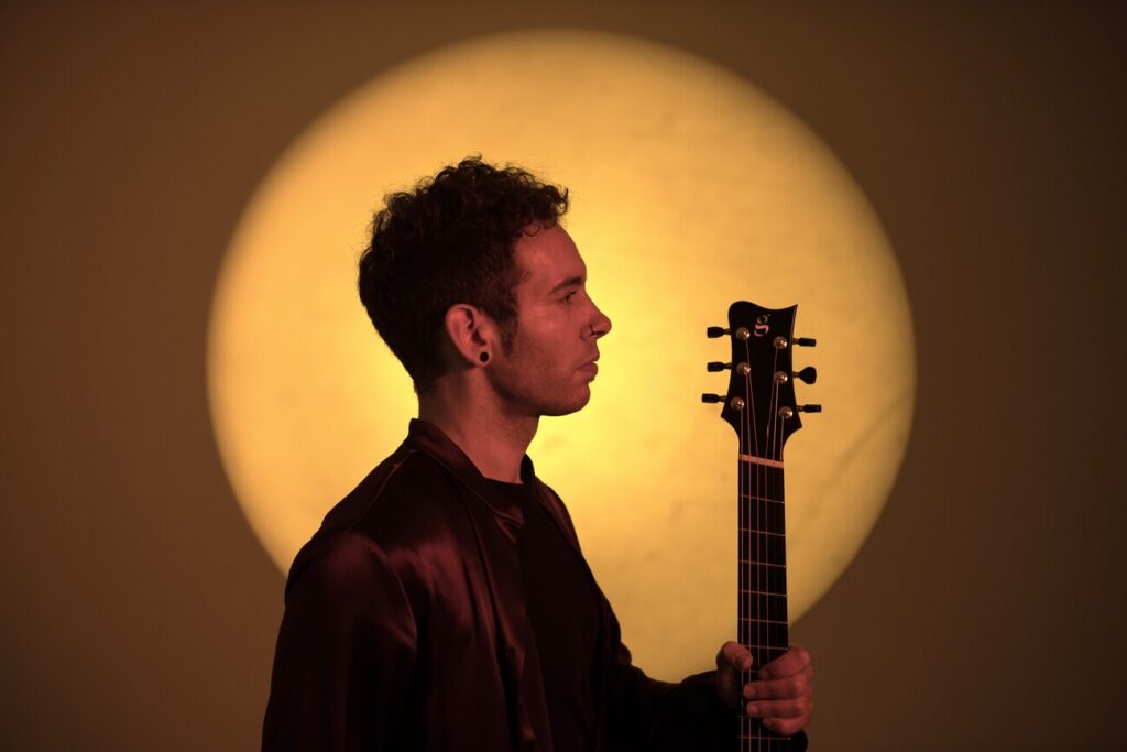 Pipo Romero cantante con una guitarra en la mano