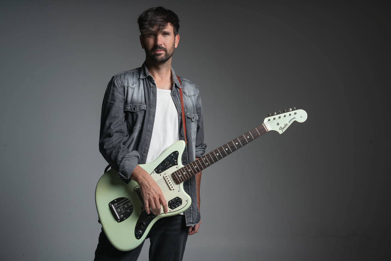 David Otero cantante con una guitarra